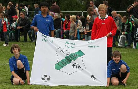 Kids mit Transparent Meine Heimat meine Liebe mein Verein TSG Emmerthal
